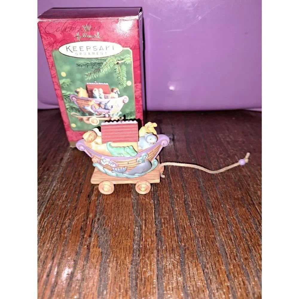 Vintage 2000 Hallmark Keepsake Safe in Noah Ark Christmas Holiday Tree Ornament